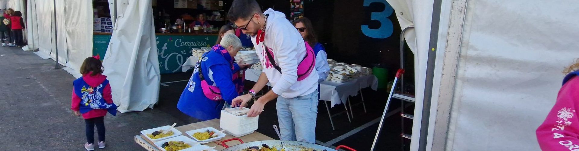 Les comparses es mengen la paella