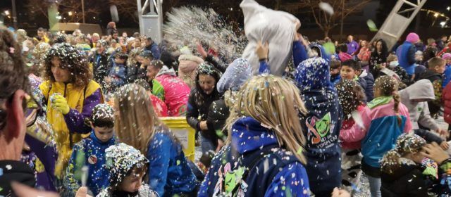 Vídeo i fotos de la batalla de confeti del Carnaval