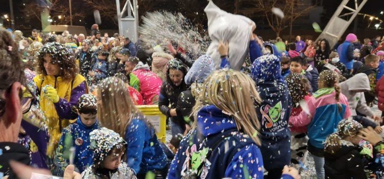 Vídeo i fotos de la batalla de confeti del Carnaval