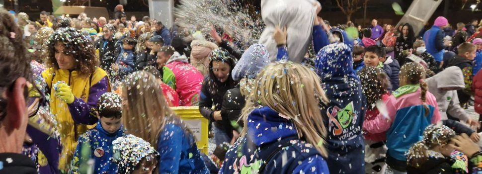 Vídeo i fotos de la batalla de confeti del Carnaval
