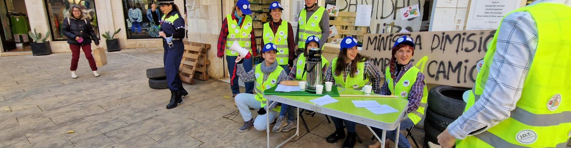 Vídeo i fotos de la farmàcia revolucionada pel Carnaval