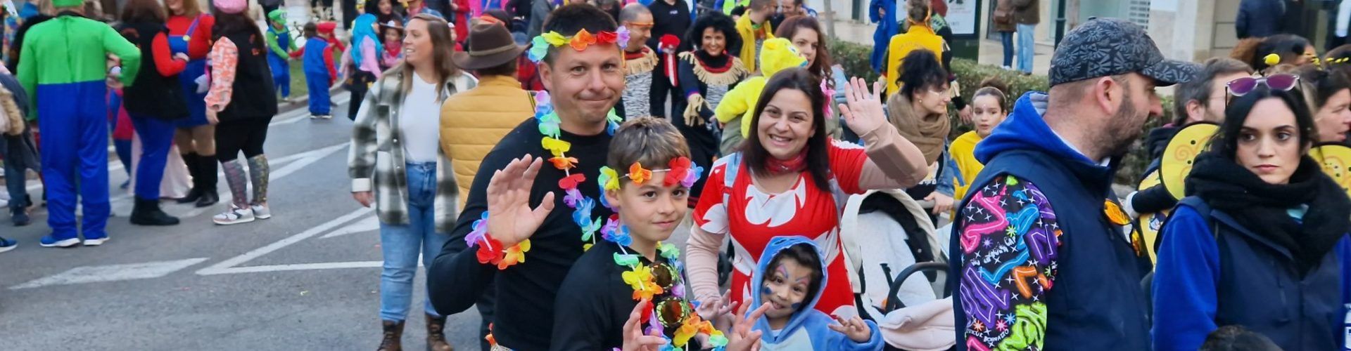 La desfilada infantil del Carnaval en vídeo i fotos
