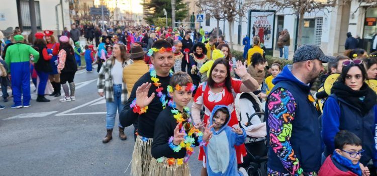 La desfilada infantil del Carnaval en vídeo i fotos