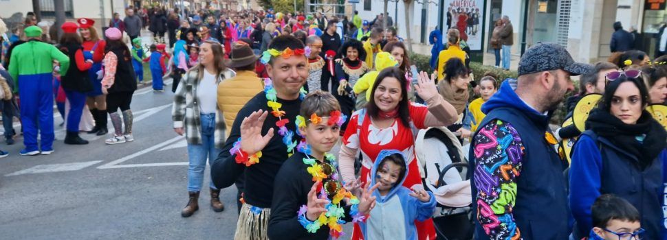 La desfilada infantil del Carnaval en vídeo i fotos