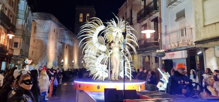 La primera desfilada bat rècords de participació a Vinaròs i atrau una multitud d’altres poblacions