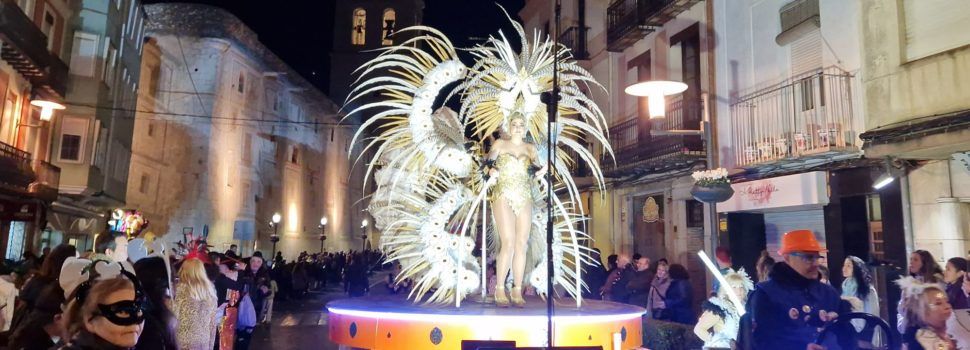 La primera desfilada bat rècords de participació a Vinaròs i atrau una multitud d’altres poblacions