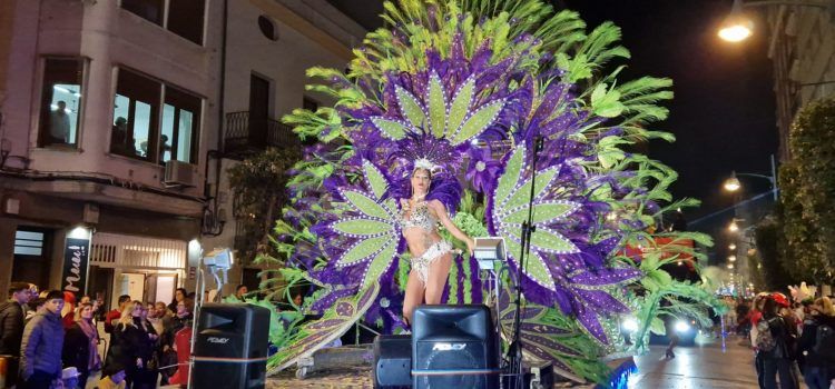 Petició de mà en plena desfilada
