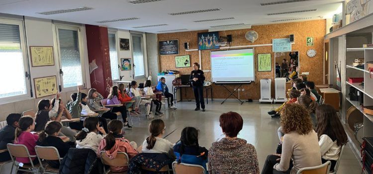 La Policia Local d’Alcalà-Alcossebre forma a l’alumnat de Primària per a lluitar contra l’assetjament escolar