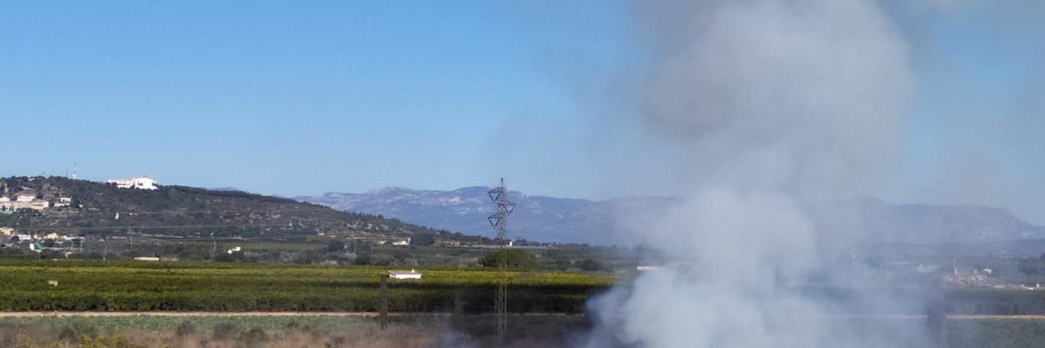 Encara es treballa a l’incendi de restes vegetals a Vinaròs