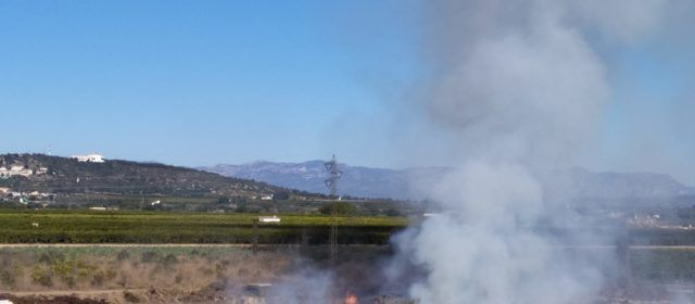 Encara es treballa a l’incendi de restes vegetals a Vinaròs