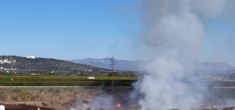 Encara es treballa a l’incendi de restes vegetals a Vinaròs