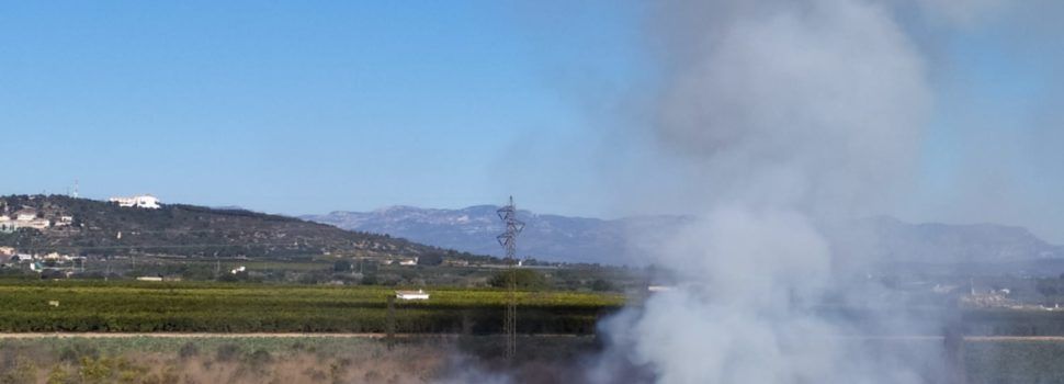 Encara es treballa a l’incendi de restes vegetals a Vinaròs