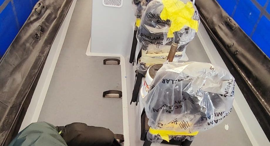 Tres personas detenidas en Tortosa e intervenidas una “narcolancha” y un arma corta semiautomática