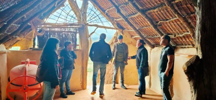 La Conselleria repara la cabana neolítica del Museu de la Valltorta