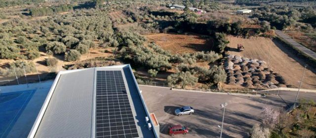 El Ayuntamiento de Canet lo Roig instala 78 placas solares en la cubierta del Local Polivalente “para contaminar menos y ahorrar más”