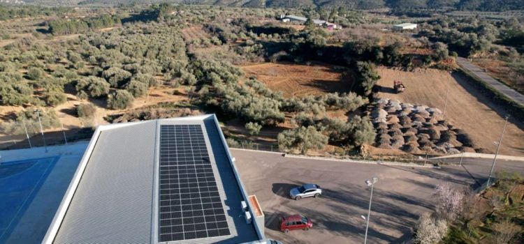 El Ayuntamiento de Canet lo Roig instala 78 placas solares en la cubierta del Local Polivalente “para contaminar menos y ahorrar más”