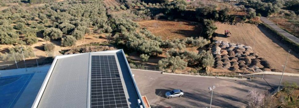 El Ayuntamiento de Canet lo Roig instala 78 placas solares en la cubierta del Local Polivalente “para contaminar menos y ahorrar más”