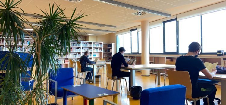 La Biblioteca municipal de Peníscola duplica la seua xifra d’usuaris el 2022 i recupera dades d’abans de la pandèmia