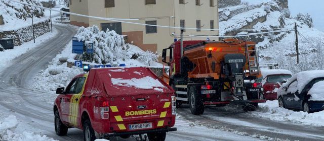 Los bomberos limpian viales en Els Ports y la Tinença