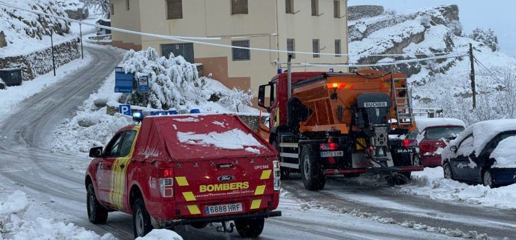 Los bomberos limpian viales en Els Ports y la Tinença