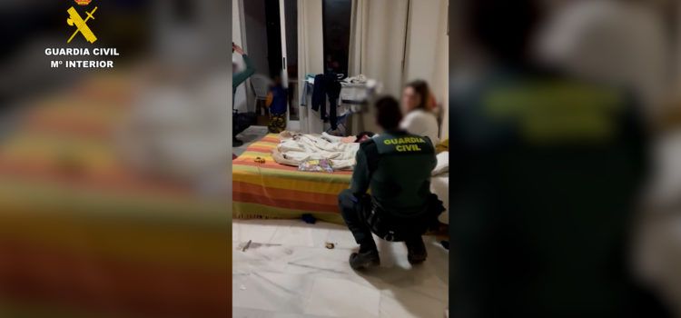 La Guardia Civil libera en Alcossebre a una mujer retenida durante casi dos meses y agredida por su pareja en un hotel