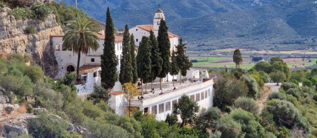 Fotos: L’ermita de la Pietat d’Ulldecona i la serra del Montsià