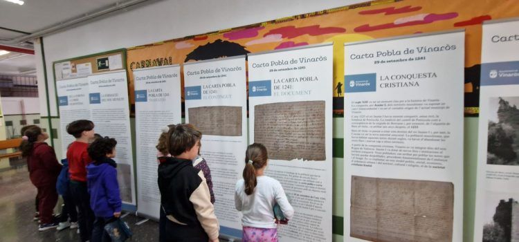 Fotos: L’exposició sobre la Carta Pobla volta pels col·legis