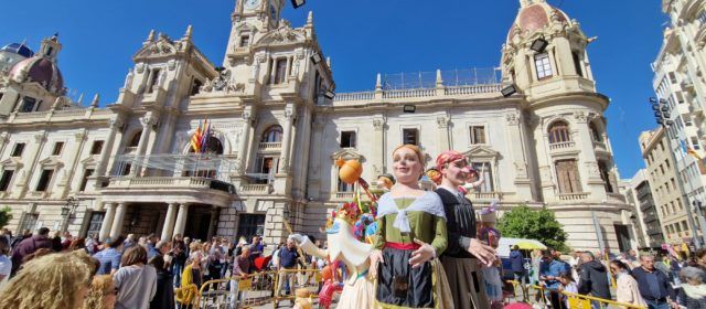 La falla infantil municipal de València, amb representació de les danses de Morella i Peníscola