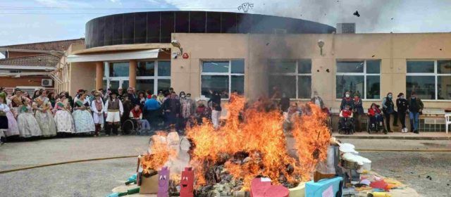 La cremà de fallas más especial, en la Residencia El Collet y Centre Ocupacional El Maestrat