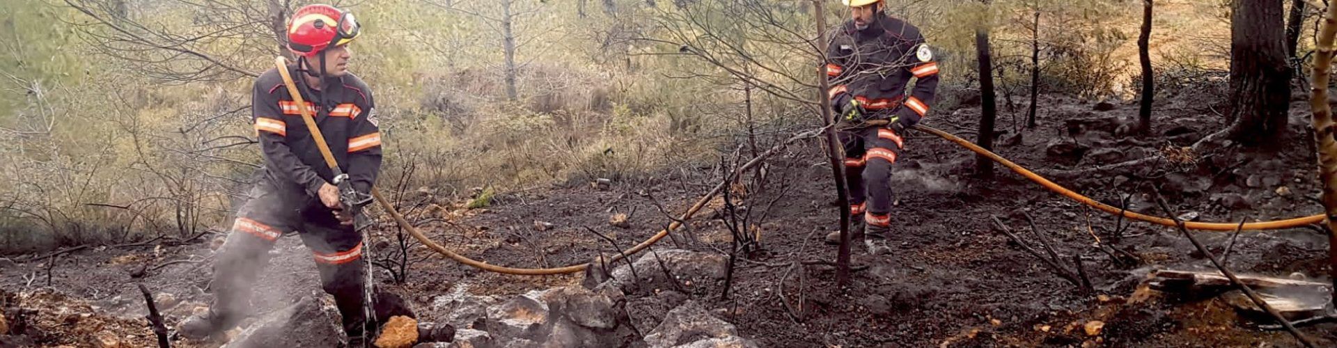 Los bomberos extinguen un incendio forestal en Culla