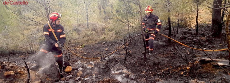 Los bomberos extinguen un incendio forestal en Culla