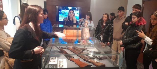 Alumnat de 2n Batxillerat de l’IES Leopoldo Querol, visita el Memorial de les Víctimes del Terrorisme a Vitòria