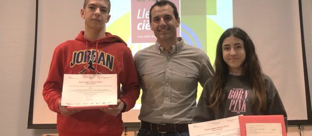 Dos dels premis Llegim Ciència per a alumnat de l’IES Joan Coromines de Benicarló