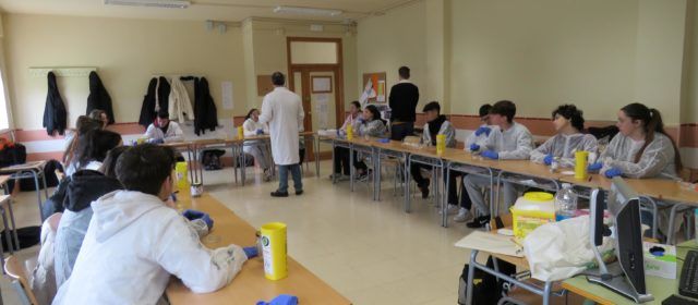 L’IES Joan Coromines participa en el projecte Micromón de la Universitat de València