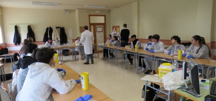 L’IES Joan Coromines participa en el projecte Micromón de la Universitat de València