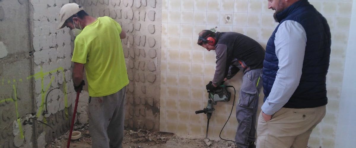 El Ayuntamiento de Sant Jordi inicia las obras de mejora de los vestuarios de la piscina y el futuro gimnasio