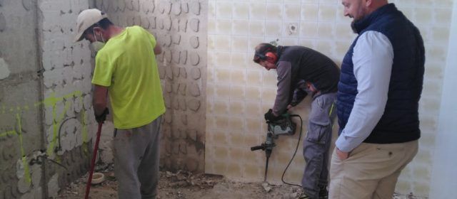 El Ayuntamiento de Sant Jordi inicia las obras de mejora de los vestuarios de la piscina y el futuro gimnasio