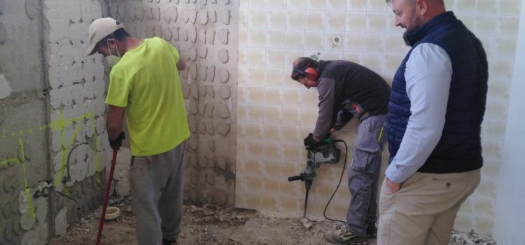 El Ayuntamiento de Sant Jordi inicia las obras de mejora de los vestuarios de la piscina y el futuro gimnasio