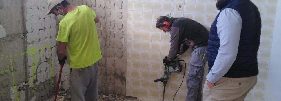 El Ayuntamiento de Sant Jordi inicia las obras de mejora de los vestuarios de la piscina y el futuro gimnasio