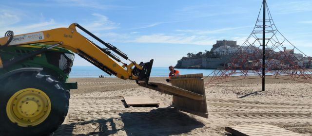 Peníscola prepara la platja per a Setmana Santa