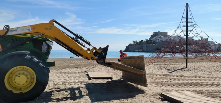Peníscola prepara la platja per a Setmana Santa 