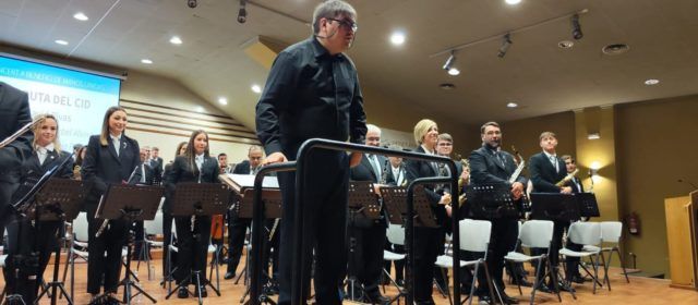El vinarossenc Joshua Berbel dirigeix una obra d’un concert de la banda d’Onda