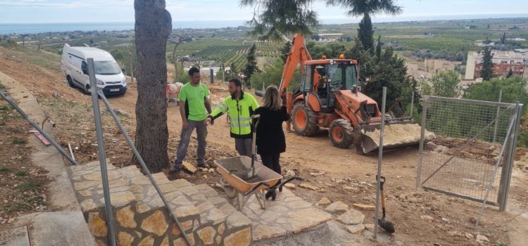 L’Ajuntament d’Alcanar implanta espais d’esbarjo canins al municipi amb la col•laboració d’aGOSaGATs