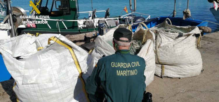 La Guardia Civil realiza la aprehensión de más de 4.000 metros de redes caladas ilegalmente en Benicarló y Peñiscola