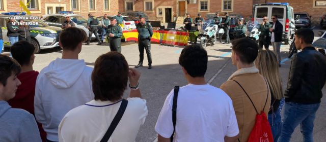 Jóvenes de la provincia visitan el Cuartel de la Guardia Civil de Benicarló
