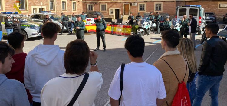 Jóvenes de la provincia visitan el Cuartel de la Guardia Civil de Benicarló