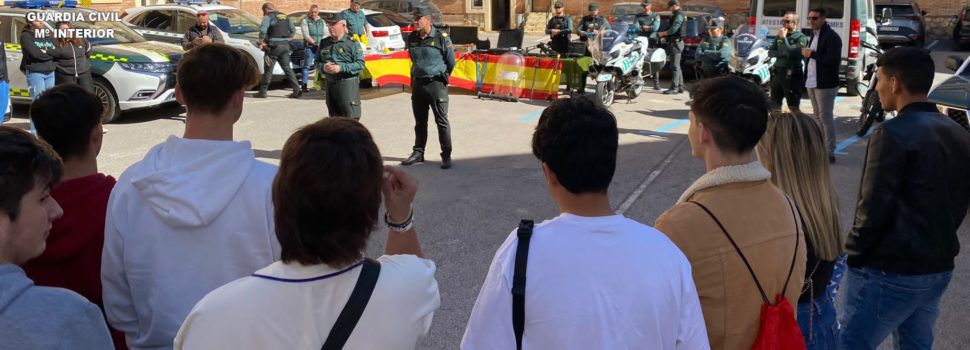 Jóvenes de la provincia visitan el Cuartel de la Guardia Civil de Benicarló
