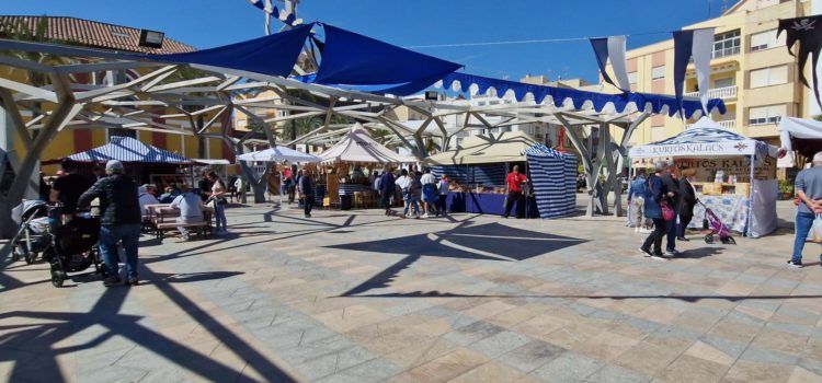 Un mercat mariner anima el passeig marítim de Vinaròs fins diumenge