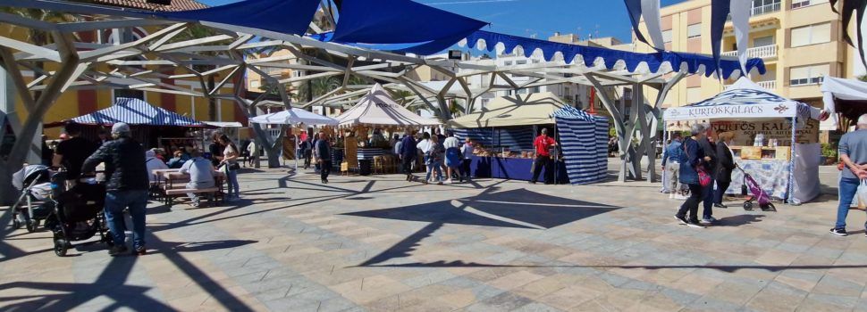 Un mercat mariner anima el passeig marítim de Vinaròs fins diumenge
