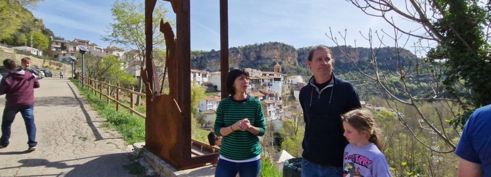Vallibona honra la memòria dels carboners amb un llibre i una escultura